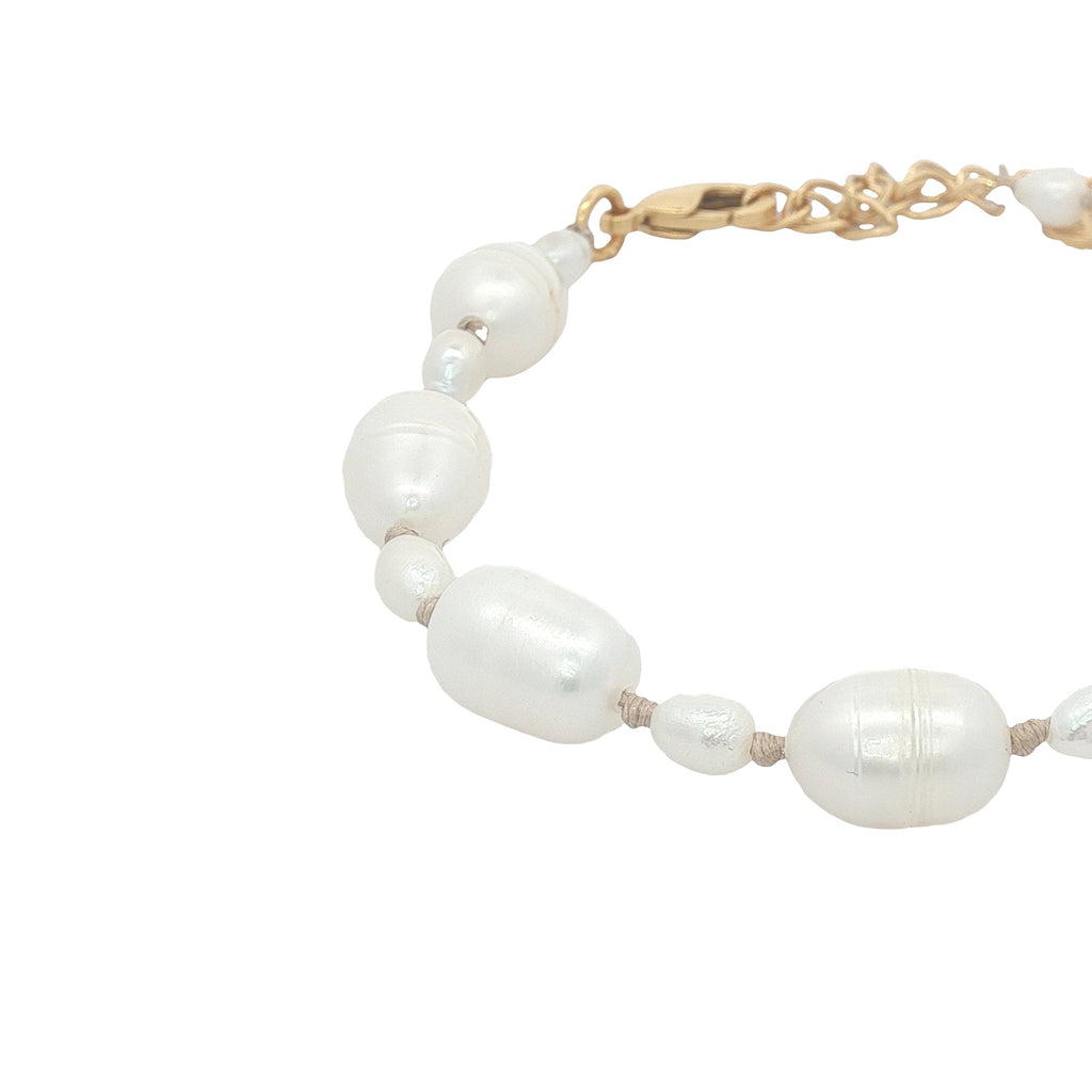 Bracelet doré alternance de petites et grandes perles de culture fil beige