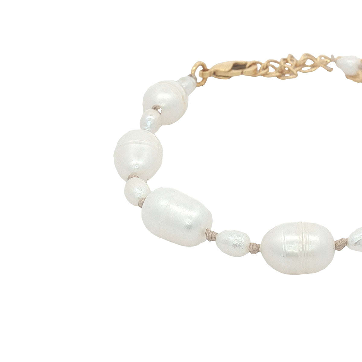 Bracelet doré alternance de petites et grandes perles de culture fil beige