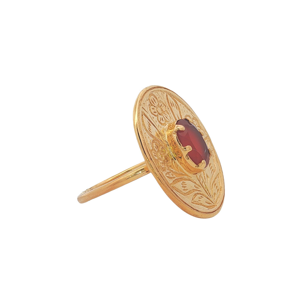 Bague dorée fleur gravée avec pierre