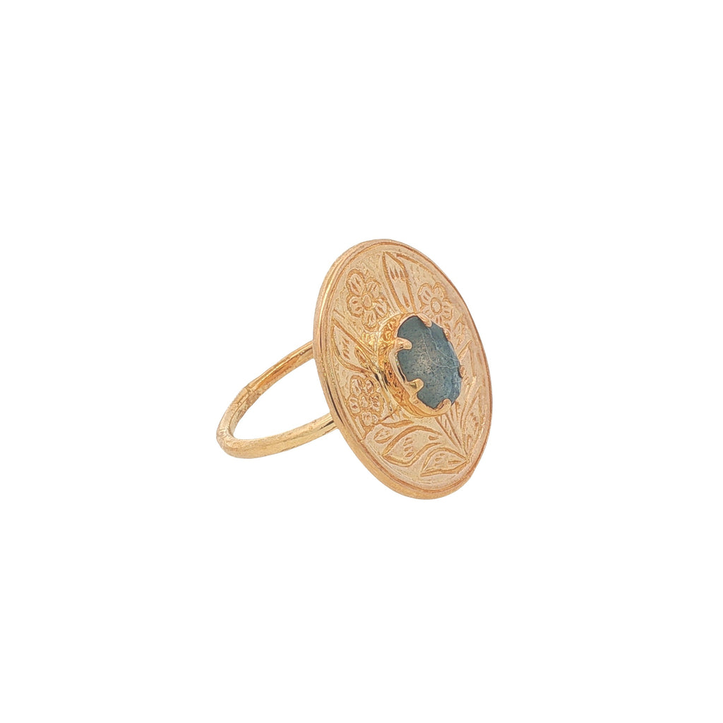 Bague dorée fleur gravée avec pierre