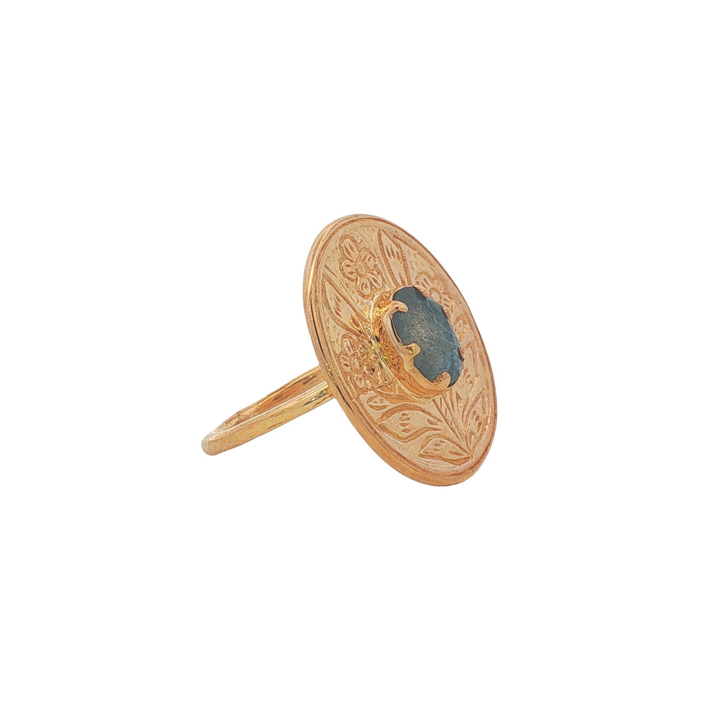 Bague dorée fleur gravée avec pierre