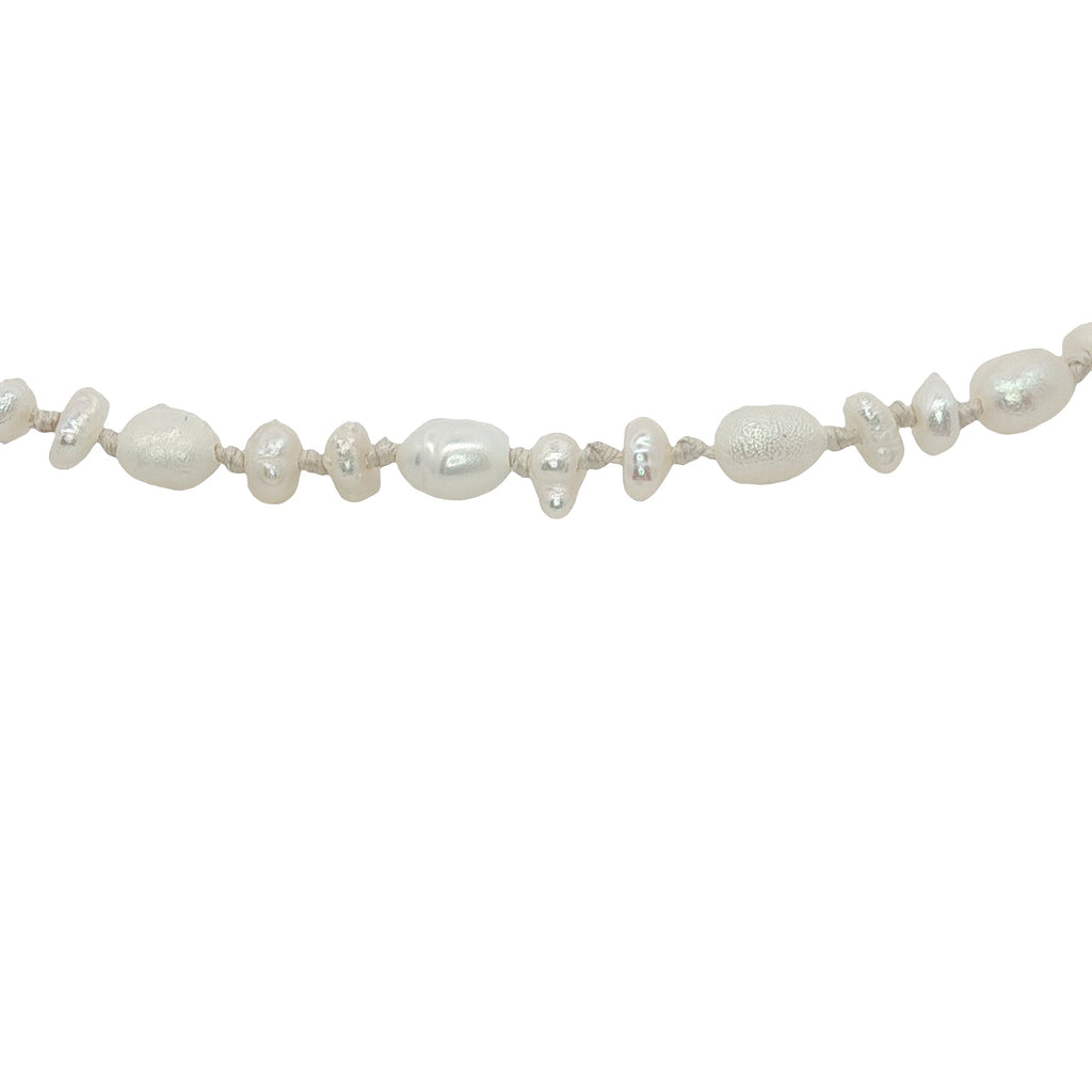 Bracelet doré petites perles de culture avec noeuds blancs