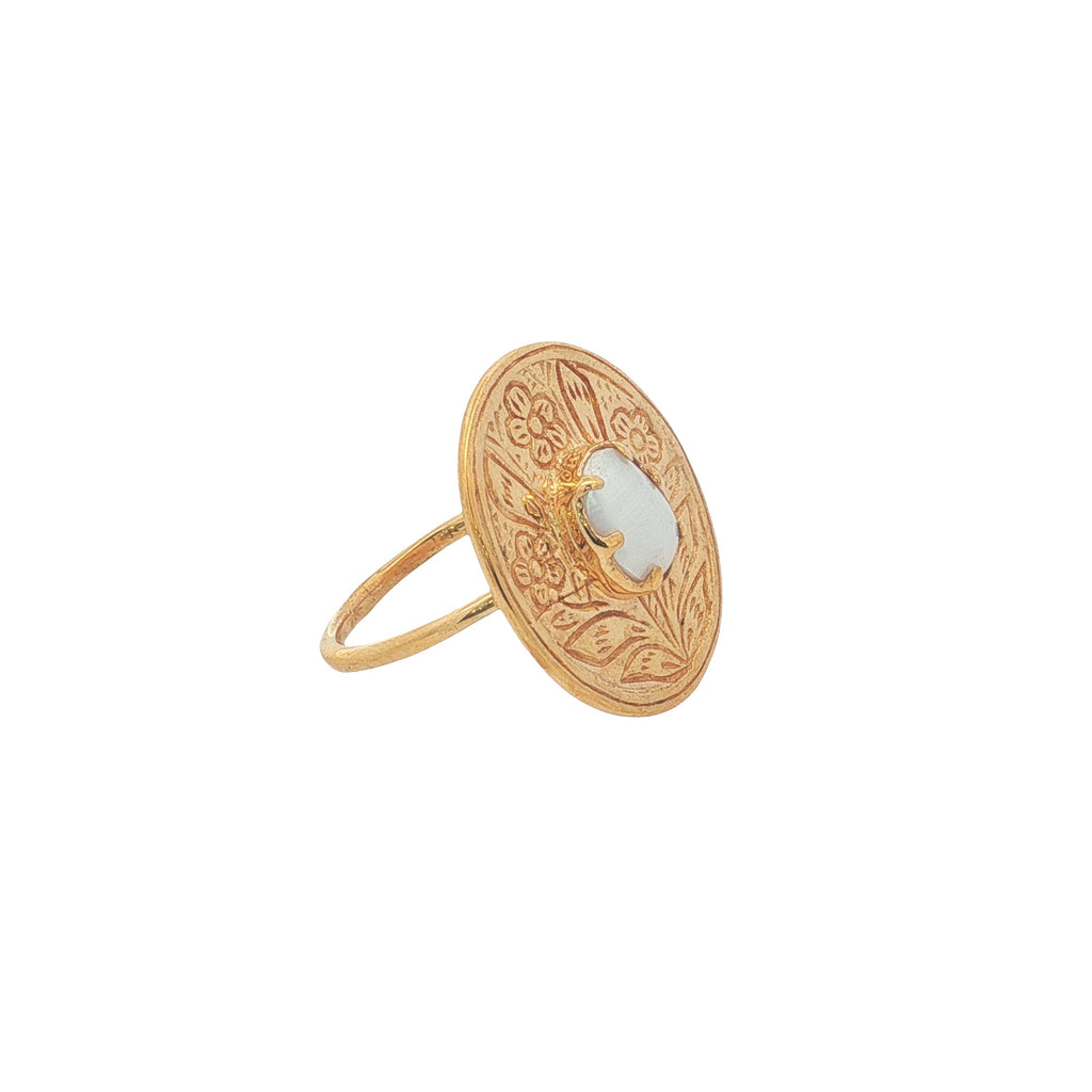 Bague dorée fleur gravée avec pierre