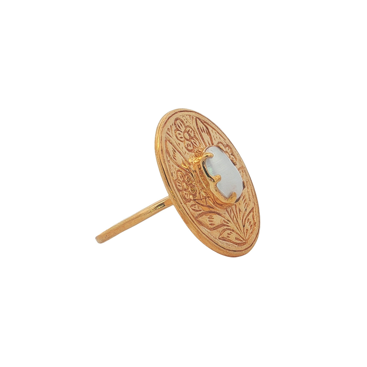 Bague dorée fleur gravée avec pierre