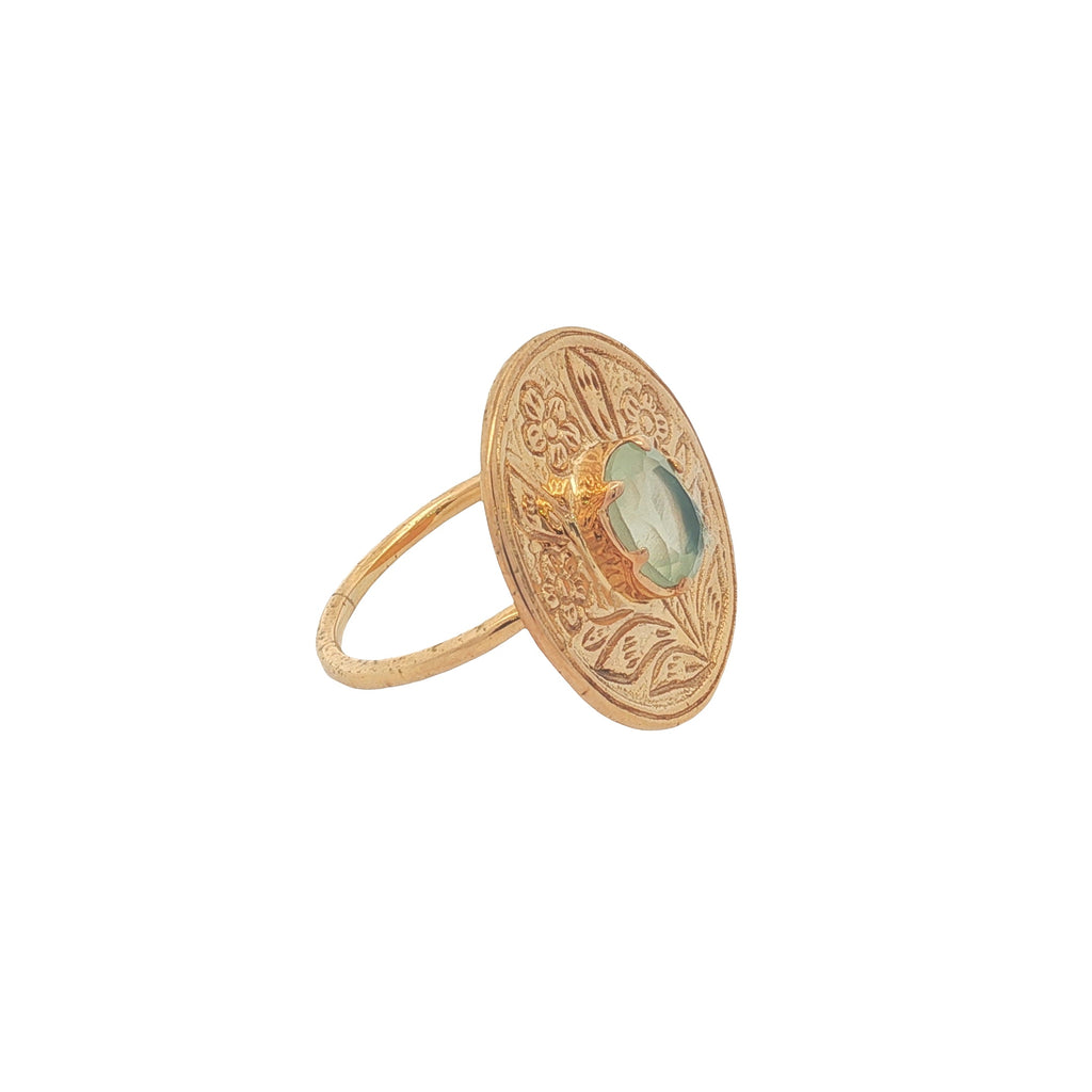 Bague dorée fleur gravée avec pierre