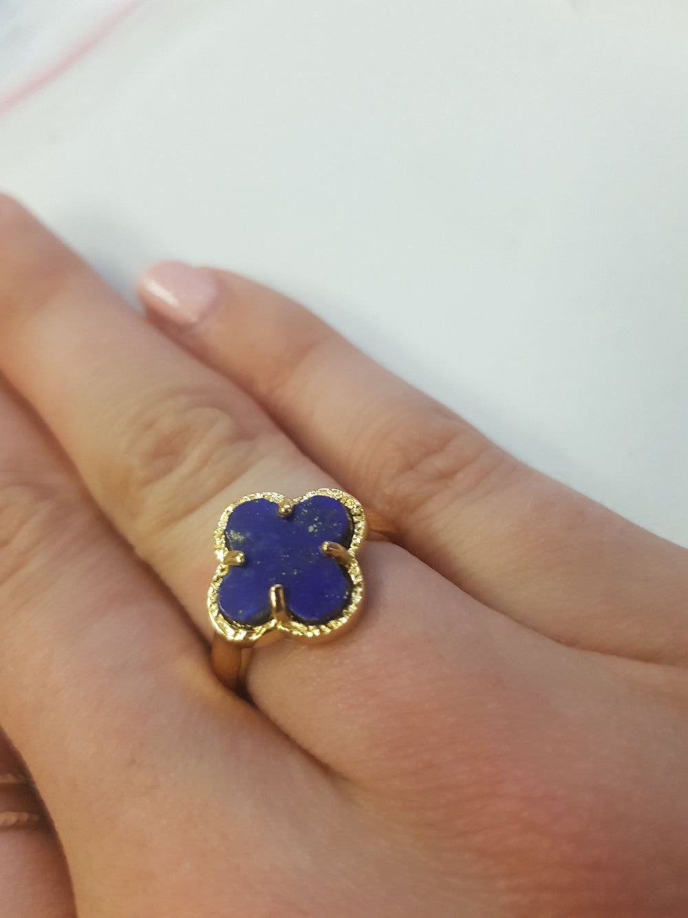Bague dorée trèfle et pierre naturelle