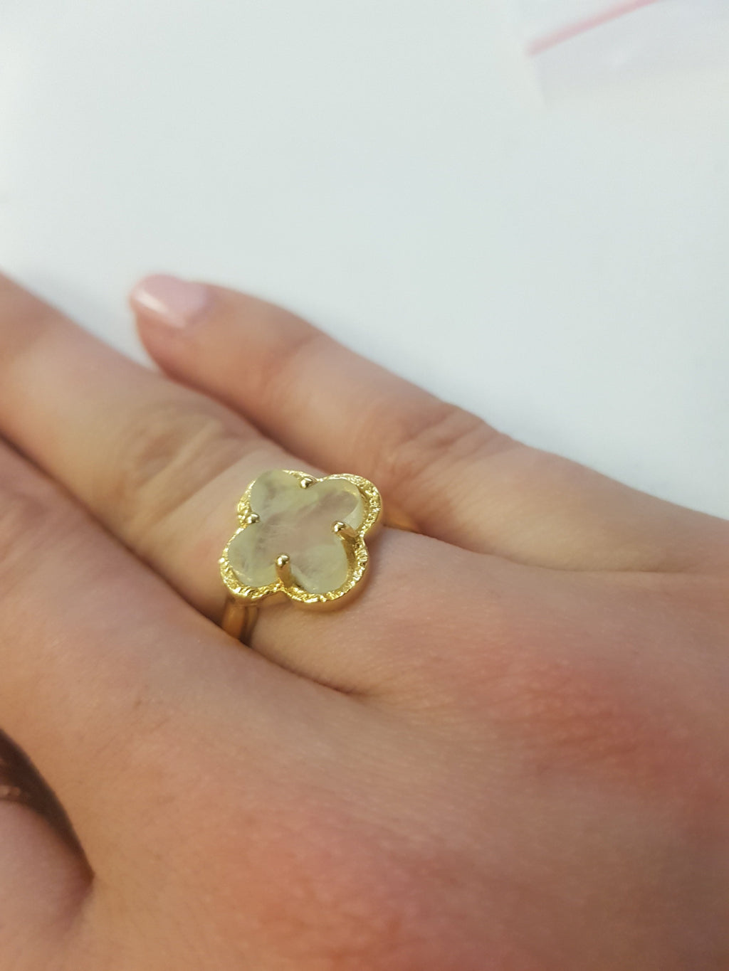 Bague dorée trèfle et pierre naturelle