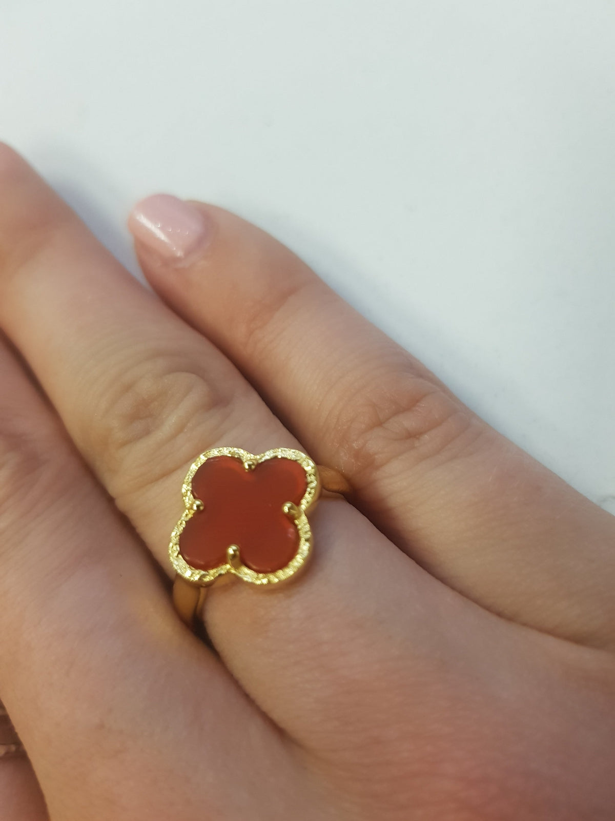 Bague dorée trèfle et pierre naturelle