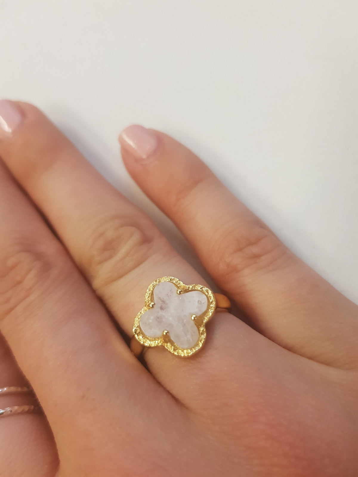 Bague dorée trèfle et pierre naturelle