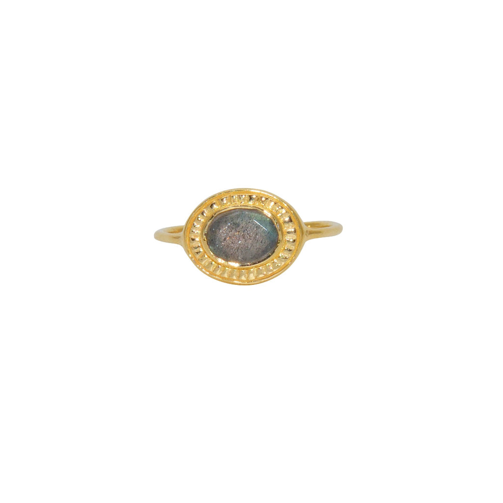 Bague dorée pierre ovale contour texturé