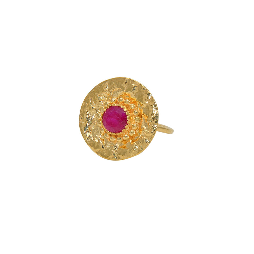 Bague ronde dorée martelée et pierre - 50 / RUBIS