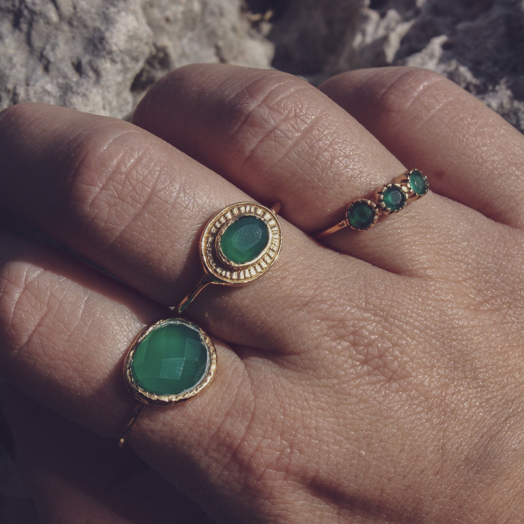 Bague dorée pierre ovale contour texturé - 50 / ONYX VERTE