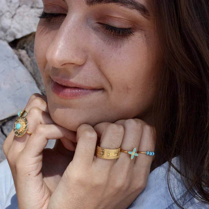 Bague ronde dorée martelée et pierre