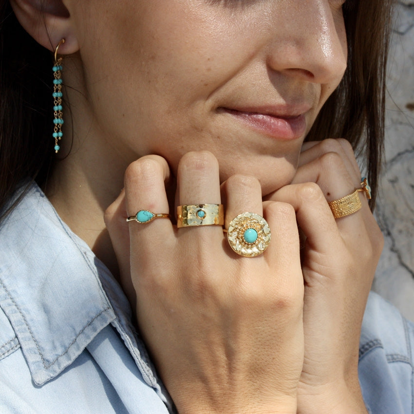 Bague ronde dorée martelée et pierre