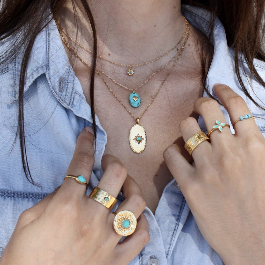 Bague ronde dorée martelée et pierre