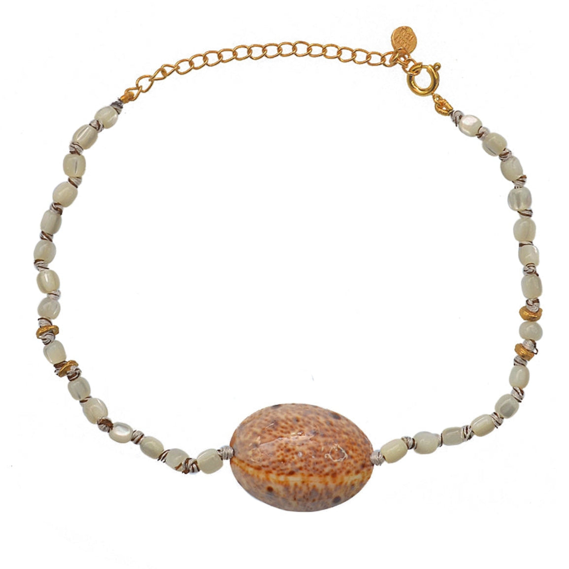 Bracelet de cheville doré et coquillages