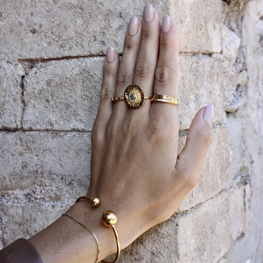Bague ronde dorée martelée et pierre