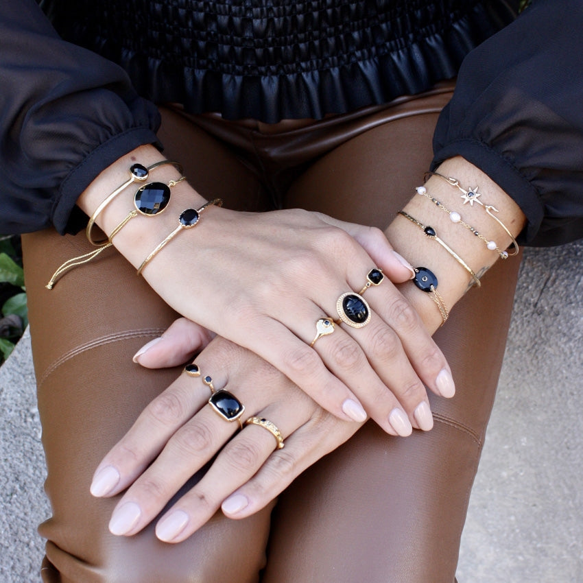 Bague dorée et onyx noire