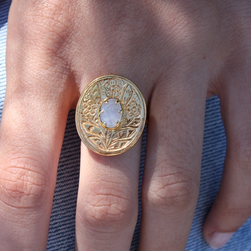Bague dorée gravée fleur et pierre - 52 / PIERRE DE LUNE