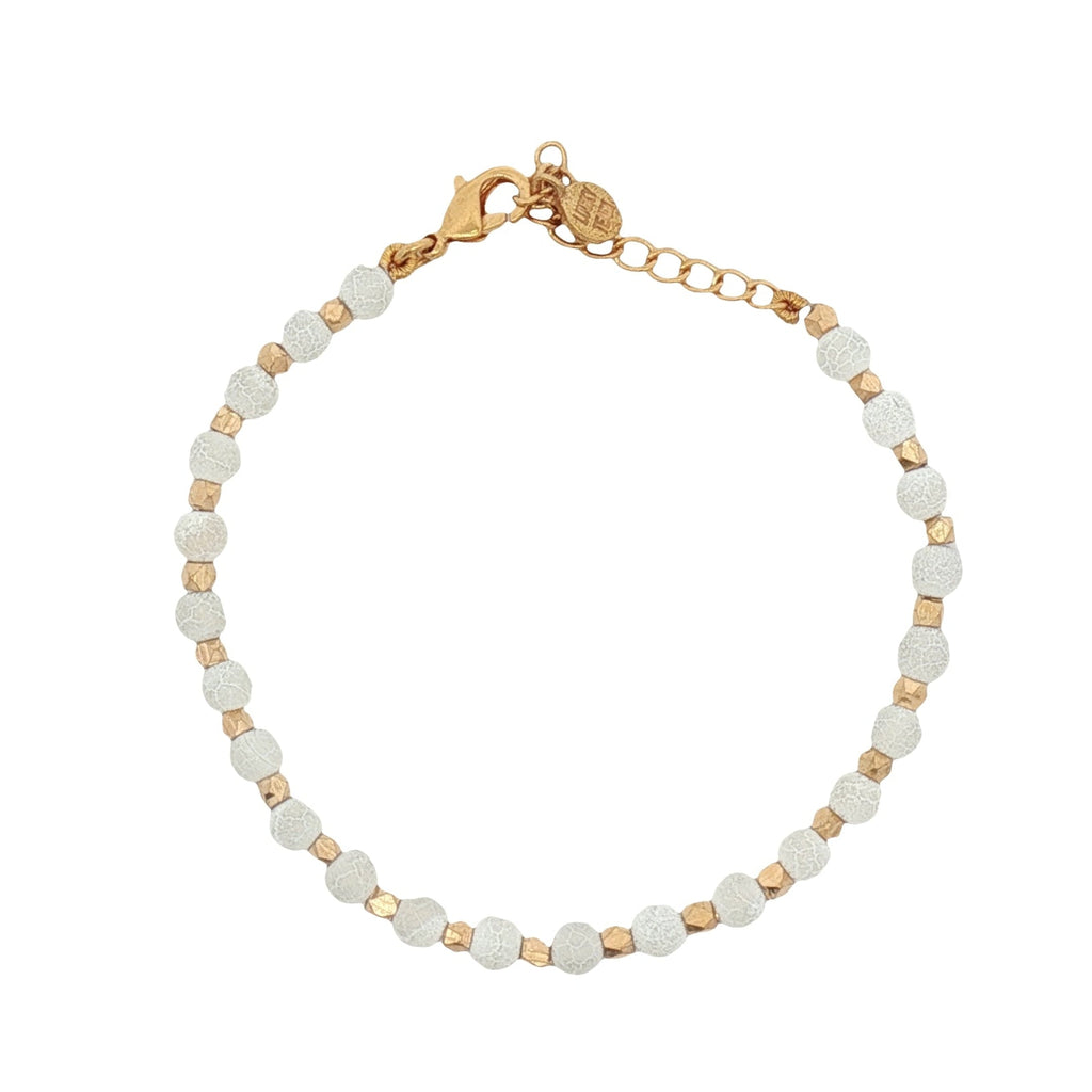 Bracelet doré avec agate blanche et perles dorées