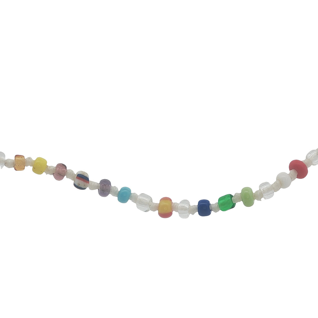 Collier doré petites perles multicolores et noeuds blancs 50 cm