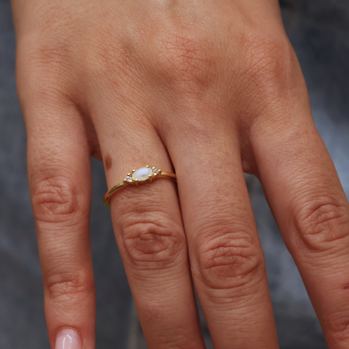 Bague dorée pierre et deux zircons