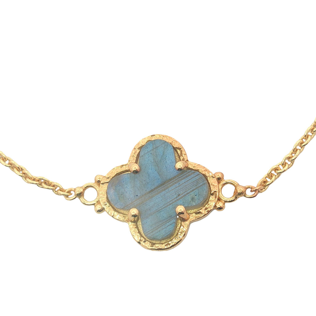 Bracelet doré trèfle en labradorite serti 4 griffes
