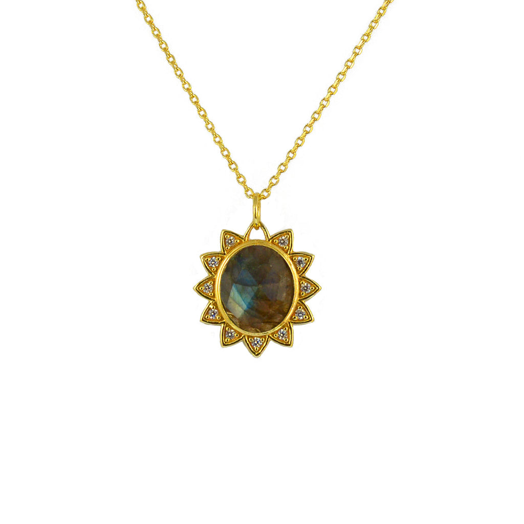 Collier doré pendentif soleil pierre facettée et zircons -