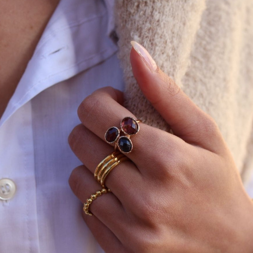 Bague fine dorée avec boules