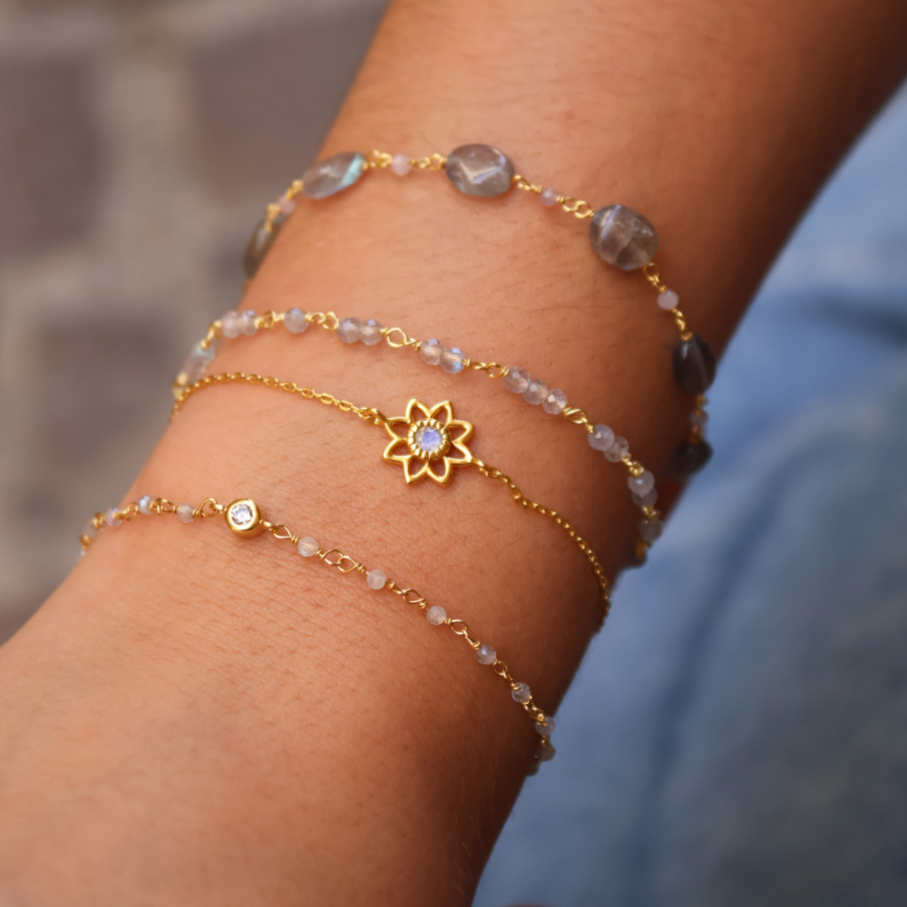 Bracelet doré et petites pierres en labradorite