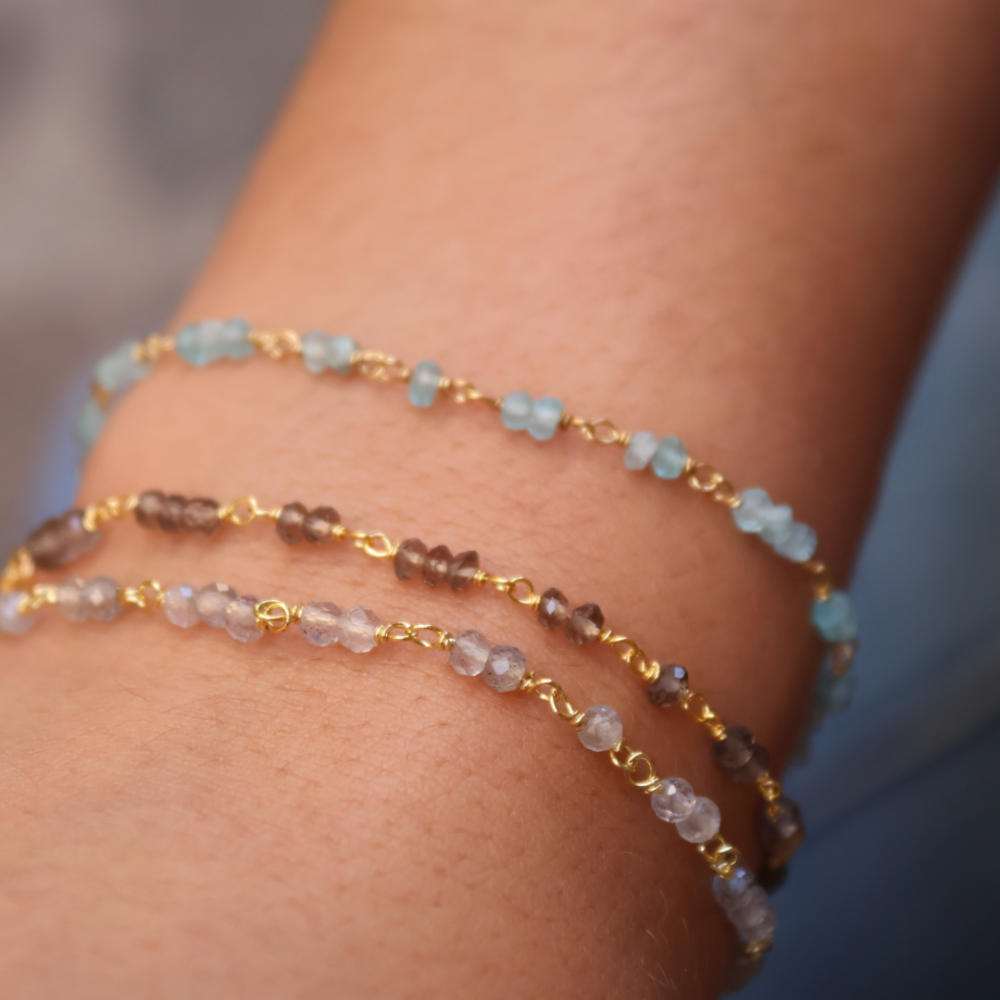 Bracelet doré et petites pierres en labradorite