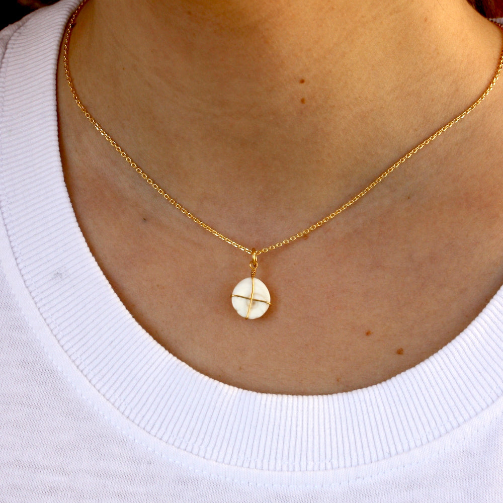 Collier doré petit oeil de Sainte Lucie avec fil doré 42 cm