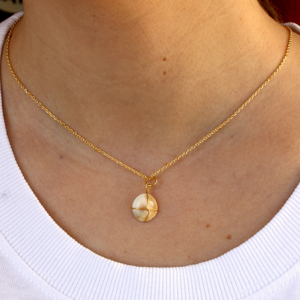 Collier doré petit oeil de Sainte Lucie avec fil doré 42 cm