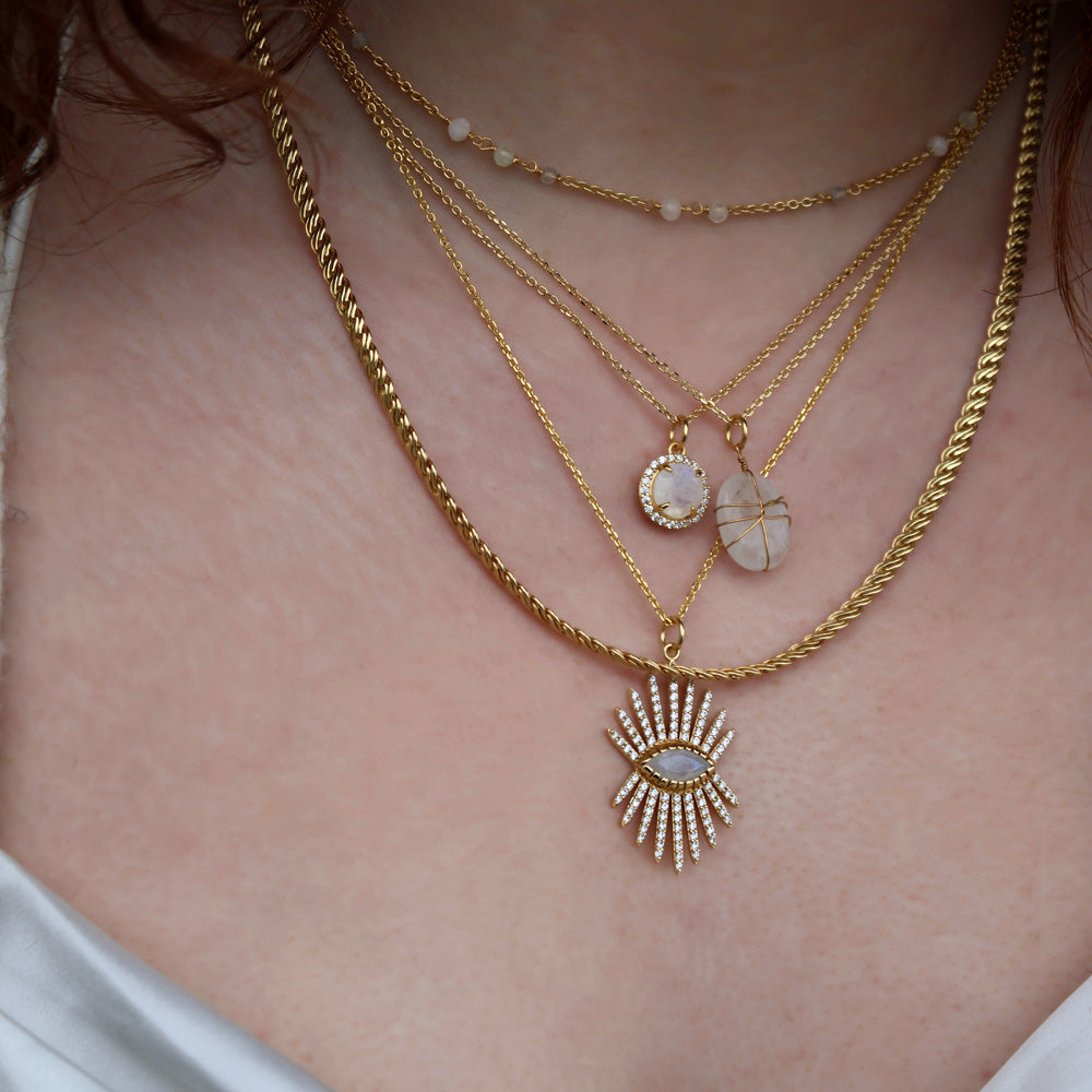 Collier doré pendentif rond pierre de lune et zircons