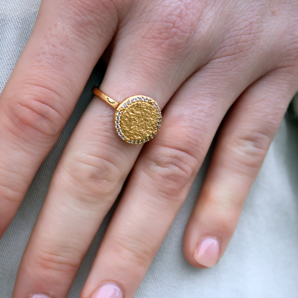 Bague dorée médaille martelée et zircons