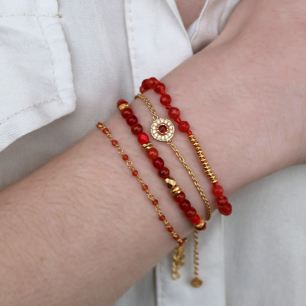 Bracelet doré avec agate rouge et perles dorées