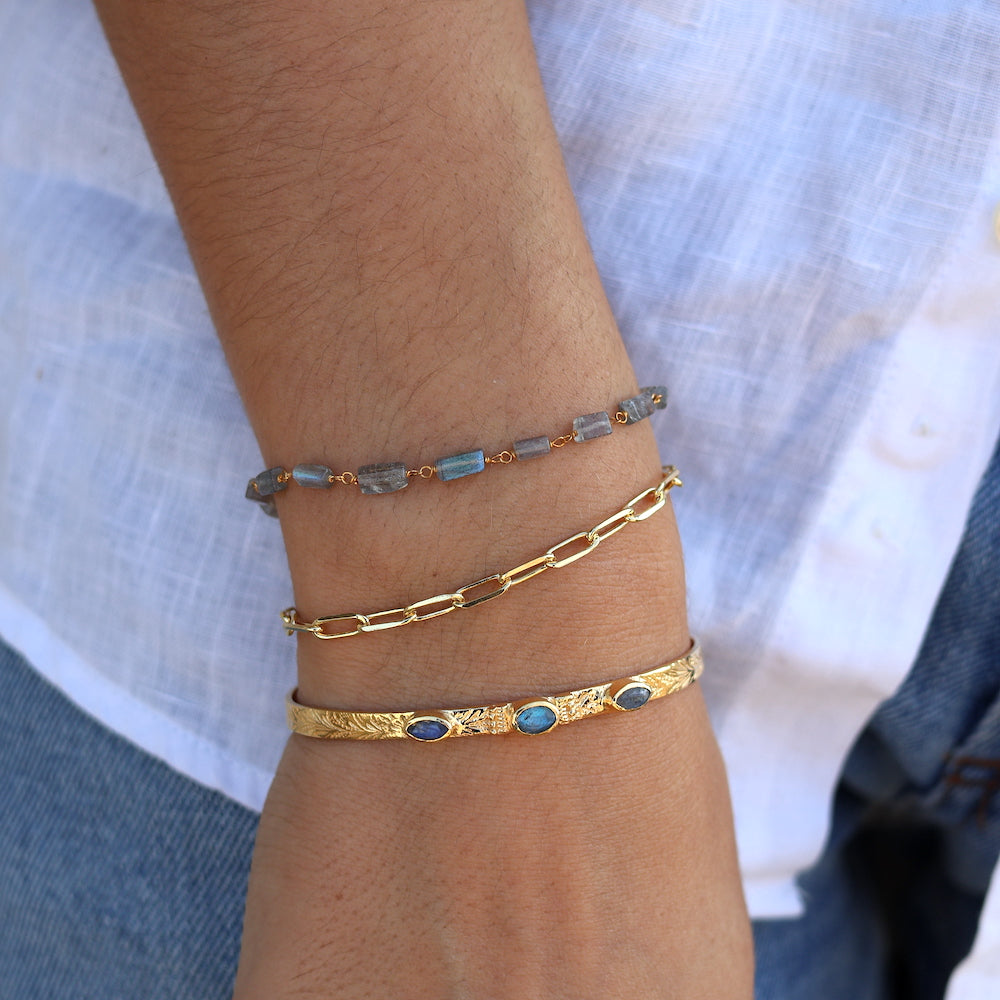 Bracelet doré et pierres naturelles carrées