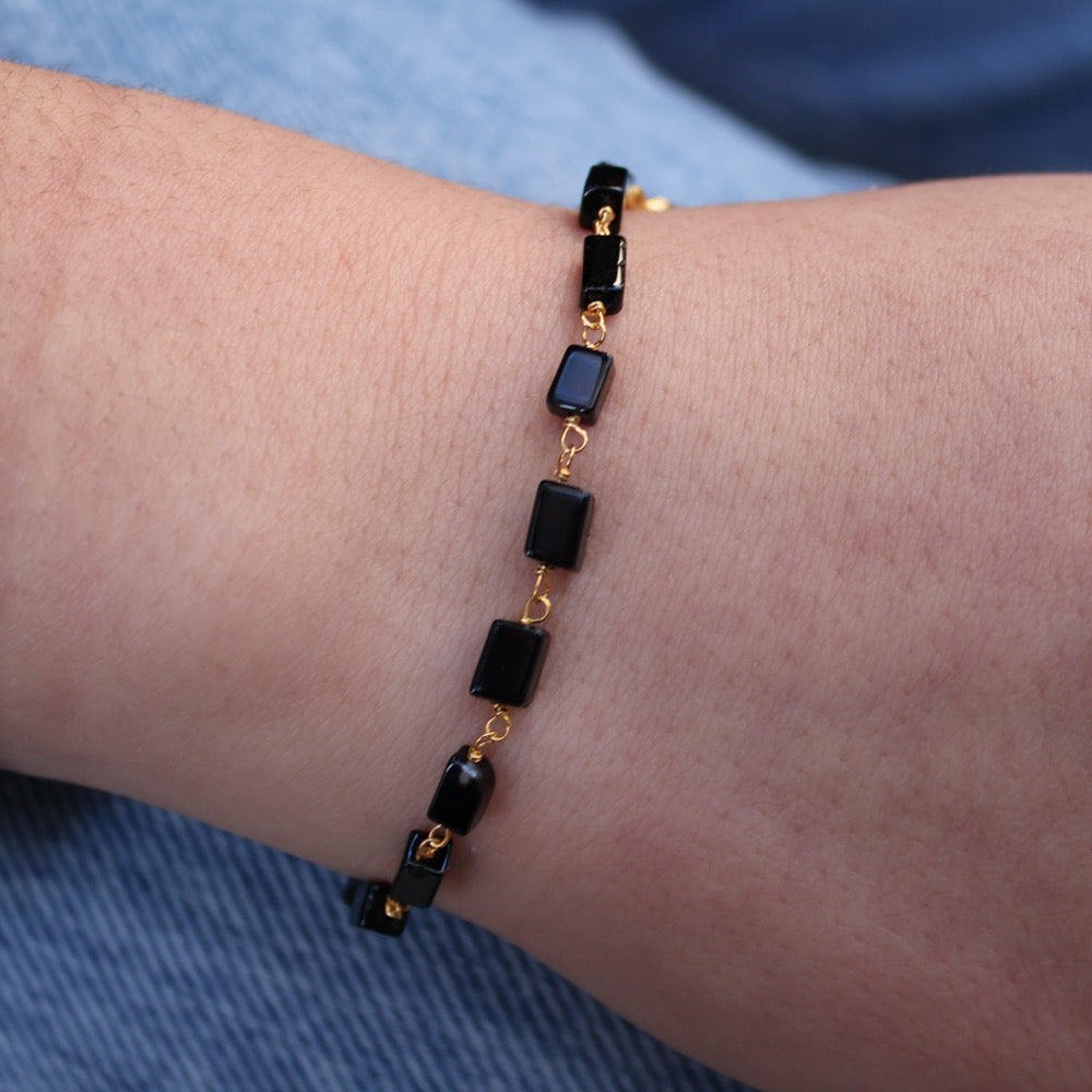 Bracelet doré et pierres naturelles carrées