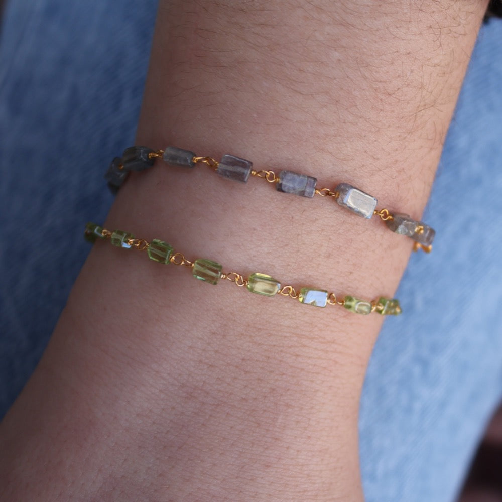 Bracelet doré et pierres naturelles carrées