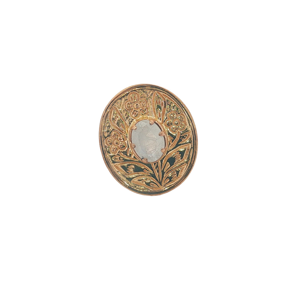 Bague dorée fleur gravée avec pierre