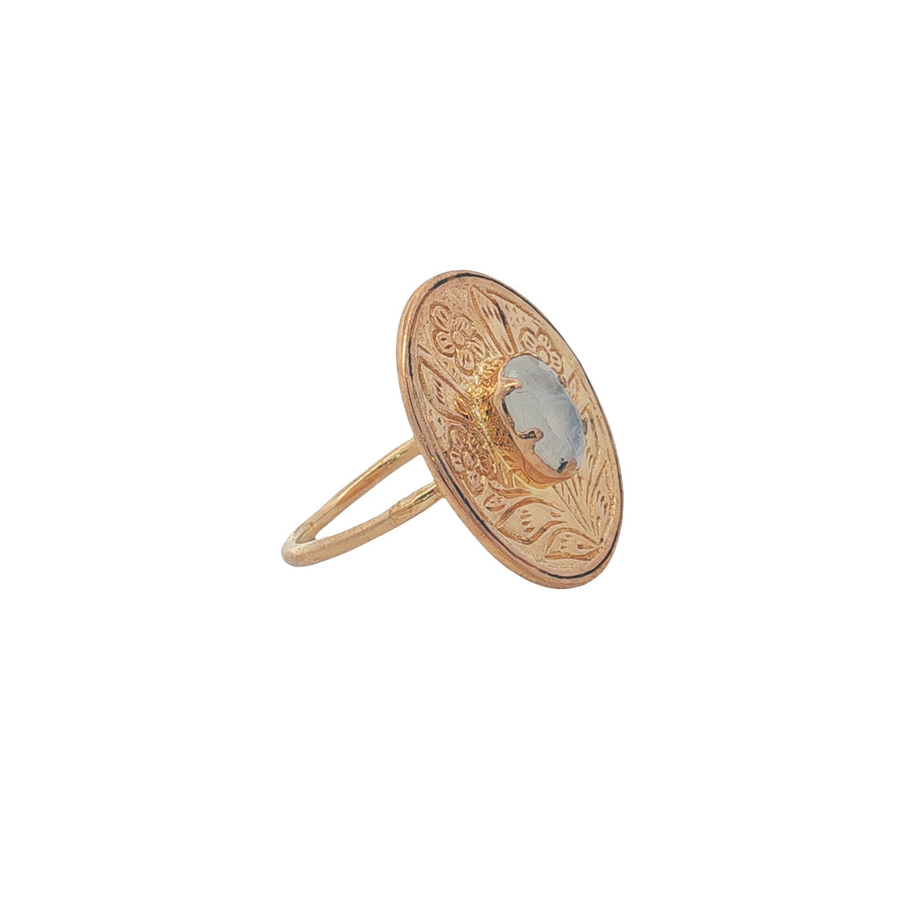Bague dorée fleur gravée avec pierre