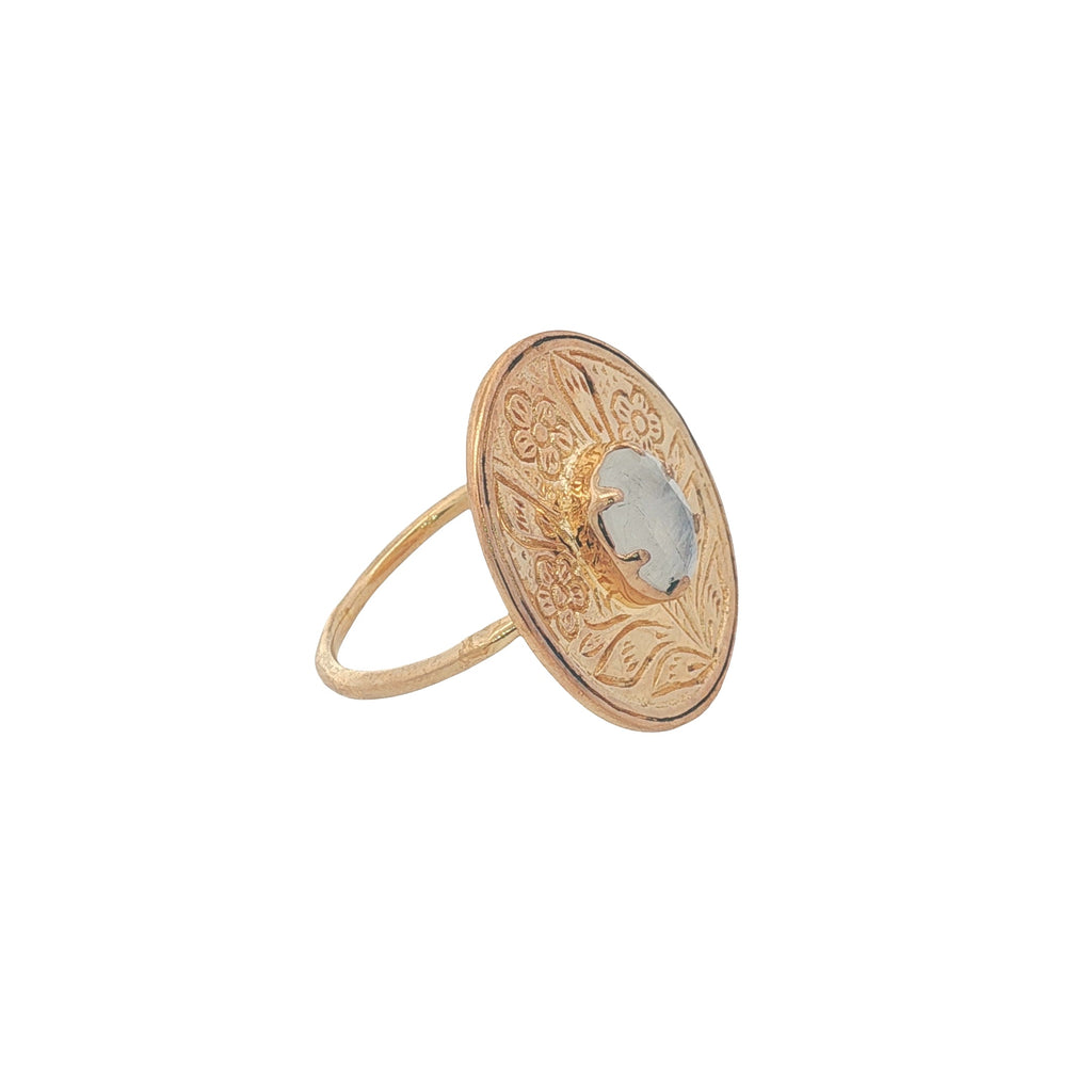 Bague dorée fleur gravée avec pierre