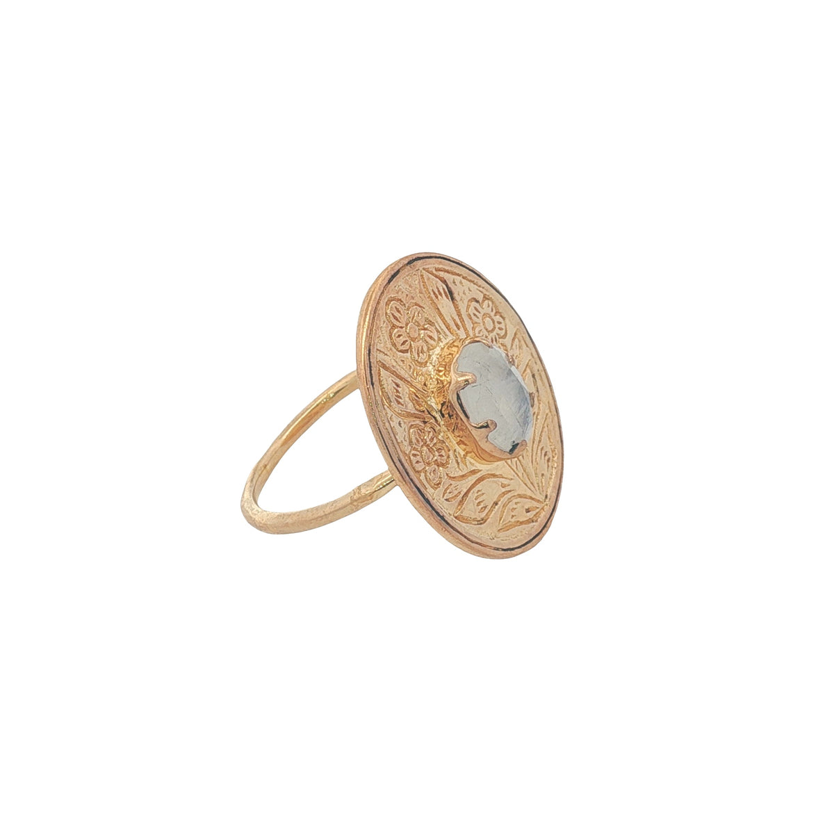 Bague dorée fleur gravée avec pierre