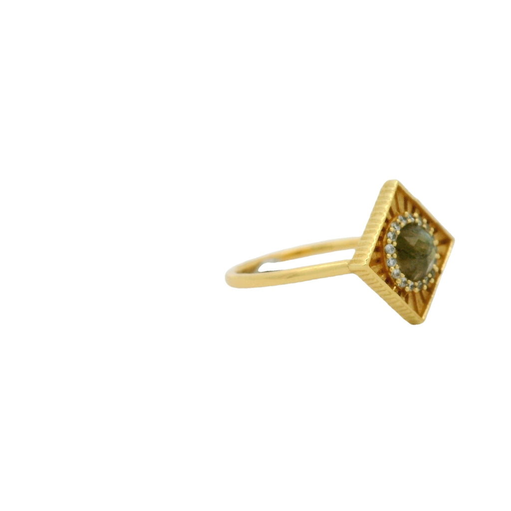 Bague dorée carrée pierre ronde et zircons