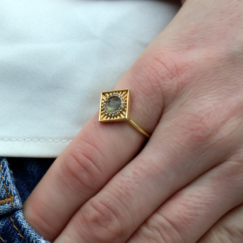 Bague dorée carrée pierre ronde et zircons