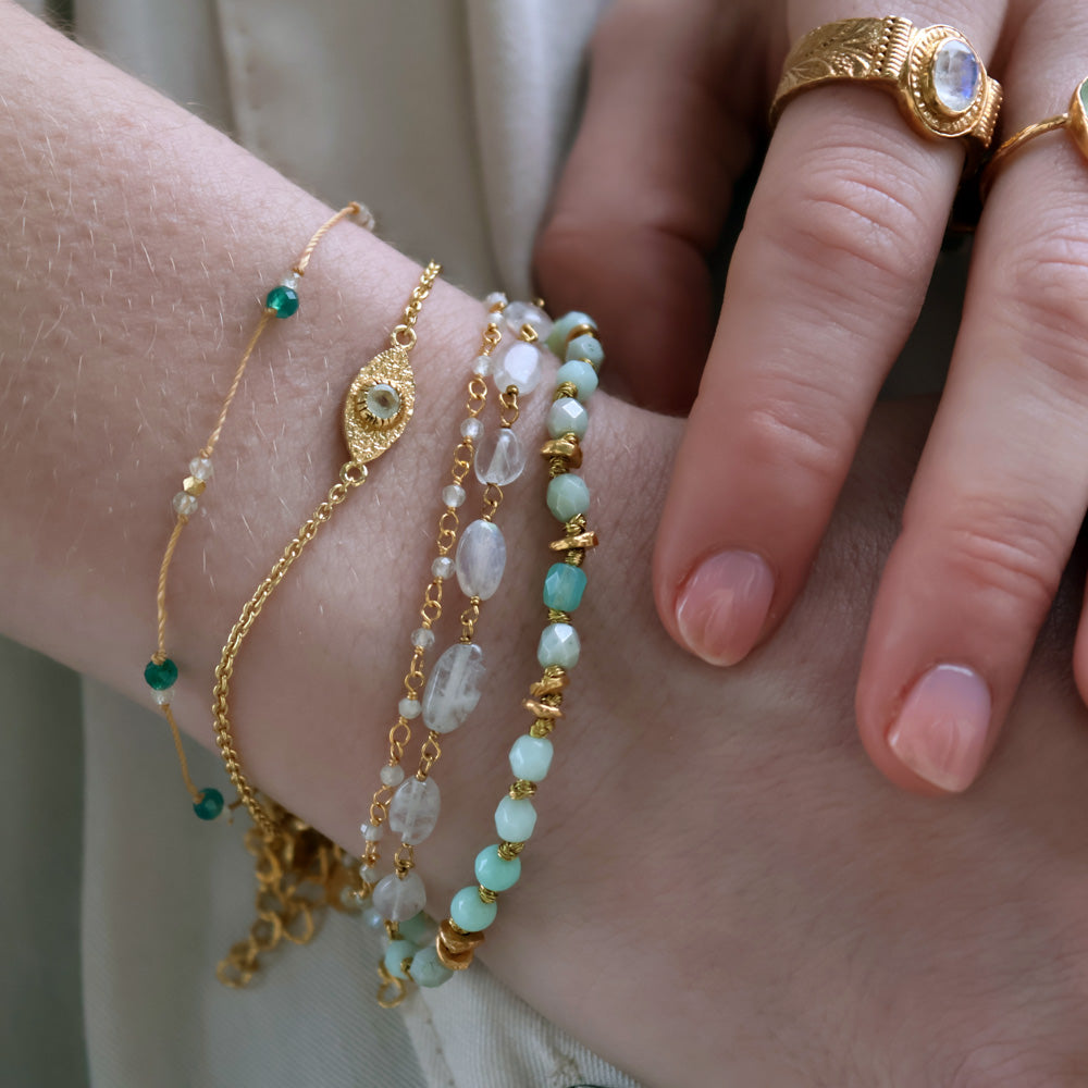 Bracelet doré oeil martelé et pierre naturelle