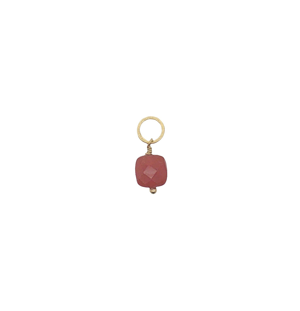 Charms doré onyx rouge taillée en carré