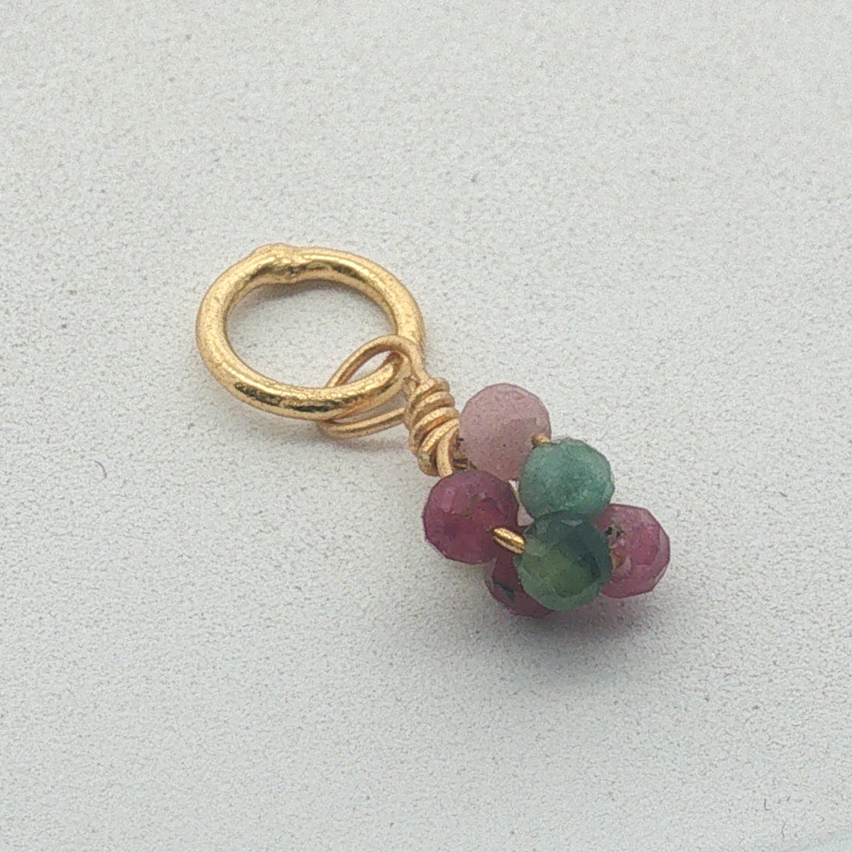 Charms doré grappe de tourmaline