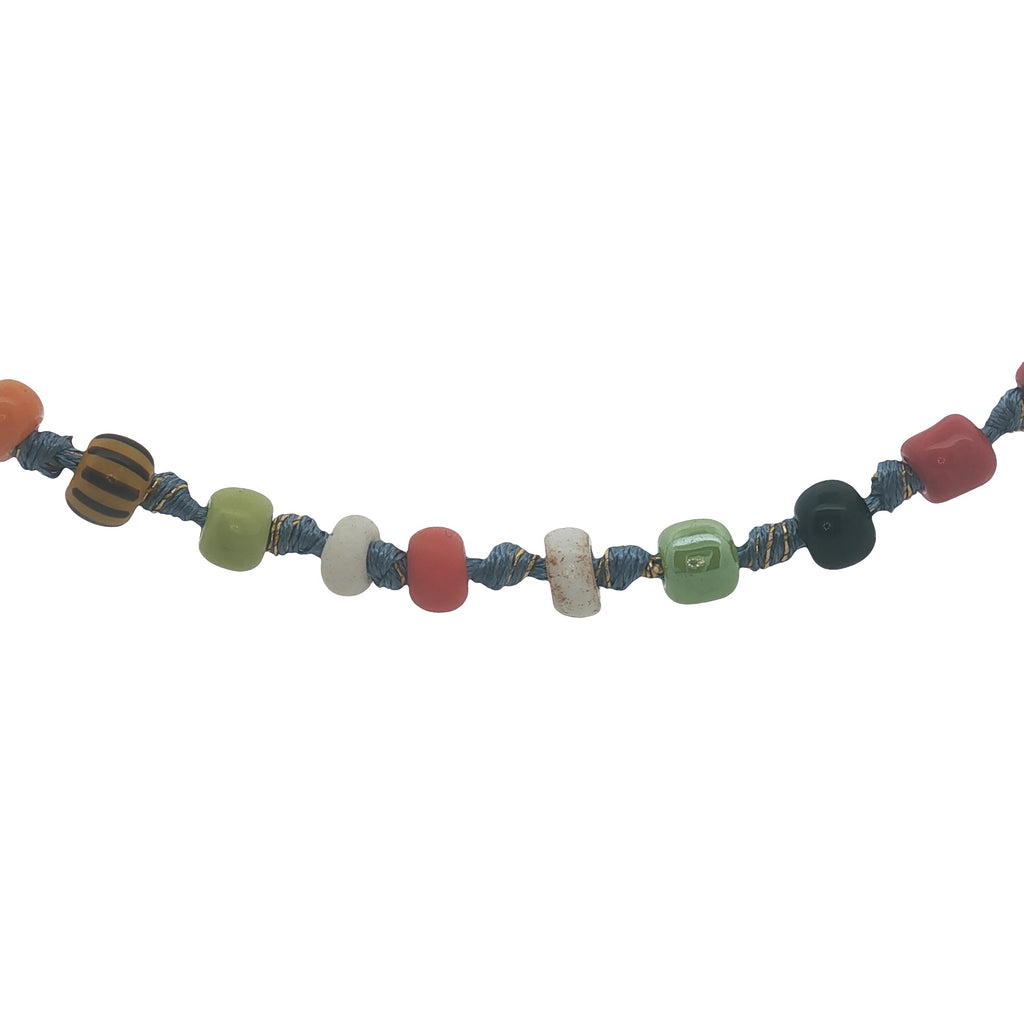 Collier doré perles colorées et noeuds bleus 64 cm