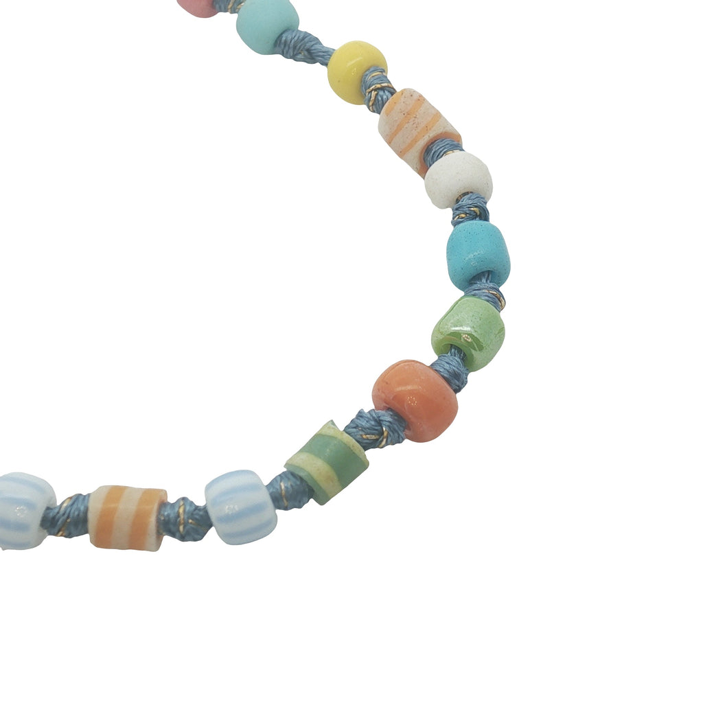 Collier doré perles colorées et noeuds bleus 64 cm
